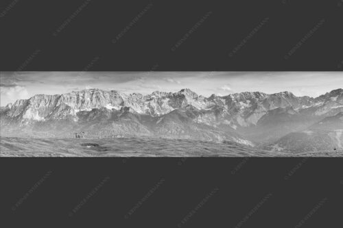 Eines der schönsten Panoramen im Garmisch-Partenkirchen bietet die Aussicht vom Wank - Der Blick ins Herz 4:1 sw -- Panorama am Wank - mehr Infos bei www.Kriner-Weiermann.de