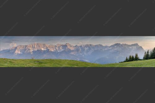 Eines der schönsten Panoramen im Garmisch-Partenkirchen bietet die Aussicht vom Wank - Der Blick ins Herz 5:1  -- Panorama am Wank - mehr Infos bei www.Kriner-Weiermann.de
