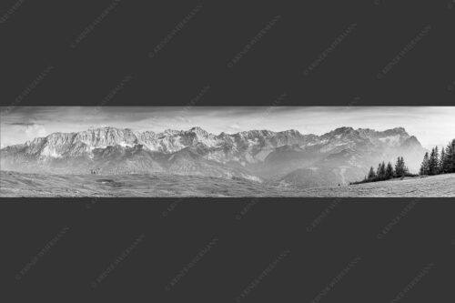 Eines der schönsten Panoramen im Garmisch-Partenkirchen bietet die Aussicht vom Wank - Der Blick ins Herz 5:1 sw -- Panorama am Wank - mehr Infos bei www.Kriner-Weiermann.de