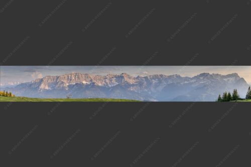 Eines der schönsten Panoramen im Garmisch-Partenkirchen bietet die Aussicht vom Wank - Der Blick ins Herz 7:1  -- Panorama am Wank - mehr Infos bei www.Kriner-Weiermann.de