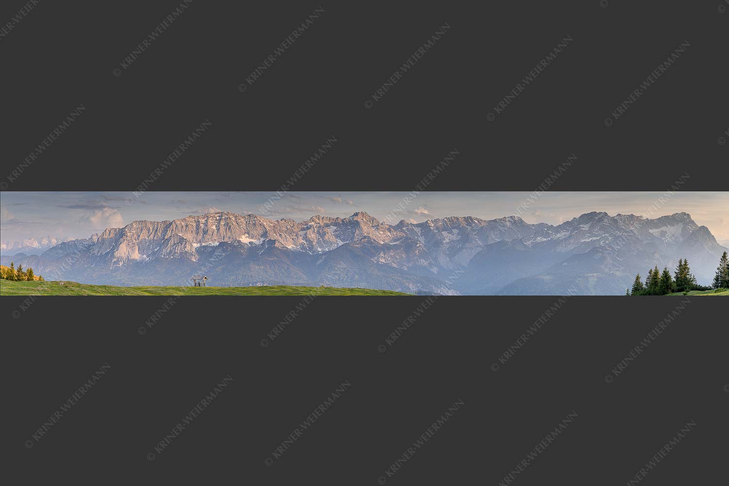 Eines der schönsten Panoramen im Garmisch-Partenkirchen bietet die Aussicht vom Wank - Der Blick ins Herz 7:1  -- Panorama am Wank - mehr Infos bei www.Kriner-Weiermann.de