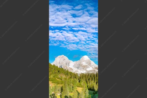 Blick über Schachenschloss zum Hochblassen und Alpspitze im Wettersteingebirge - Der höhere Unscheinbare 1:2  -- Hochblassen und Alpspitze - mehr Infos bei www.Kriner-Weiermann.de