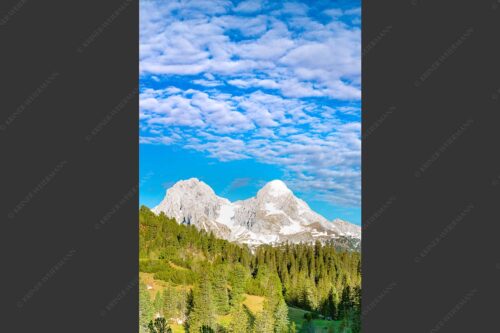 Blick über Schachenschloss zum Hochblassen und Alpspitze im Wettersteingebirge - Der höhere Unscheinbare 2:3  -- Hochblassen und Alpspitze - mehr Infos bei www.Kriner-Weiermann.de