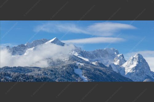 Die frisch verschneiten Gipfel von Alpspitze, Zugspitze und Waxenstein - Der Klassiker 2,5:1  -- Alpspitze und Zugspitze - mehr Infos bei www.Kriner-Weiermann.de
