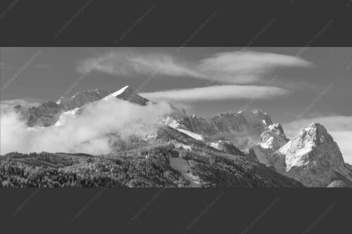 Die frisch verschneiten Gipfel von Alpspitze, Zugspitze und Waxenstein - Der Klassiker 2,5:1 sw -- Alpspitze und Zugspitze - mehr Infos bei www.Kriner-Weiermann.de