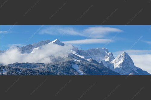 Die frisch verschneiten Gipfel von Alpspitze, Zugspitze und Waxenstein - Der Klassiker 3:1  -- Alpspitze und Zugspitze - mehr Infos bei www.Kriner-Weiermann.de