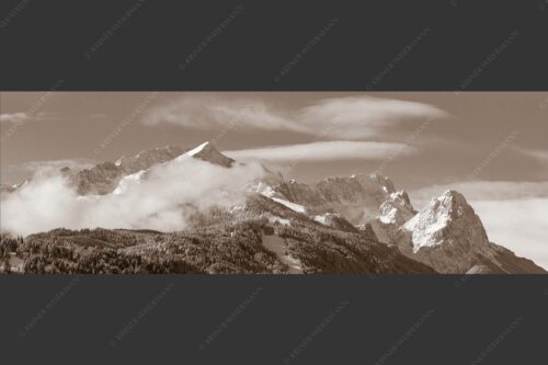 Die frisch verschneiten Gipfel von Alpspitze, Zugspitze und Waxenstein - Der Klassiker 3:1 sepia -- Alpspitze und Zugspitze - mehr Infos bei www.Kriner-Weiermann.de