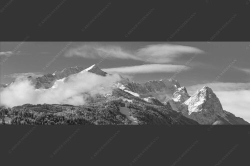 Die frisch verschneiten Gipfel von Alpspitze, Zugspitze und Waxenstein - Der Klassiker 3:1 sw -- Alpspitze und Zugspitze - mehr Infos bei www.Kriner-Weiermann.de