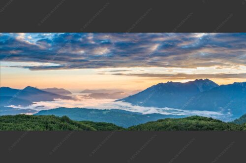Blick ins Obere Isartal mit Estergebirge, Soierngebirge und Karwendel - Der letzte Tag beginnt 2,5:1  -- Sonnenaufgang Oberes Isartal - mehr Infos bei www.Kriner-Weiermann.de