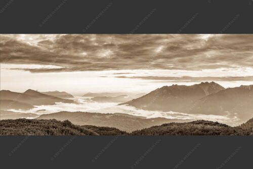 Blick ins Obere Isartal mit Estergebirge, Soierngebirge und Karwendel - Der letzte Tag beginnt 2,5:1 sepia -- Sonnenaufgang Oberes Isartal - mehr Infos bei www.Kriner-Weiermann.de