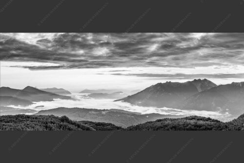Blick ins Obere Isartal mit Estergebirge, Soierngebirge und Karwendel - Der letzte Tag beginnt 2,5:1 sw -- Sonnenaufgang Oberes Isartal - mehr Infos bei www.Kriner-Weiermann.de