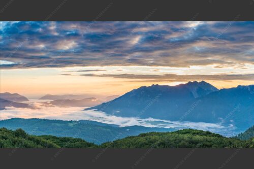 Blick ins Obere Isartal mit Estergebirge, Soierngebirge und Karwendel - Der letzte Tag beginnt 2:1  -- Sonnenaufgang Oberes Isartal - mehr Infos bei www.Kriner-Weiermann.de