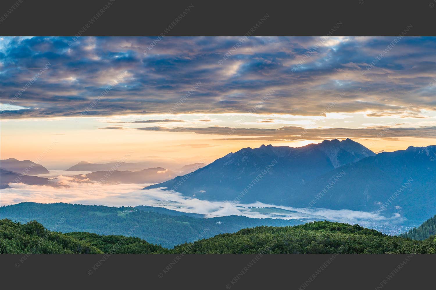 Blick ins Obere Isartal mit Estergebirge, Soierngebirge und Karwendel - Der letzte Tag beginnt 2:1 -- Sonnenaufgang Oberes Isartal - mehr Infos bei www.Kriner-Weiermann.de