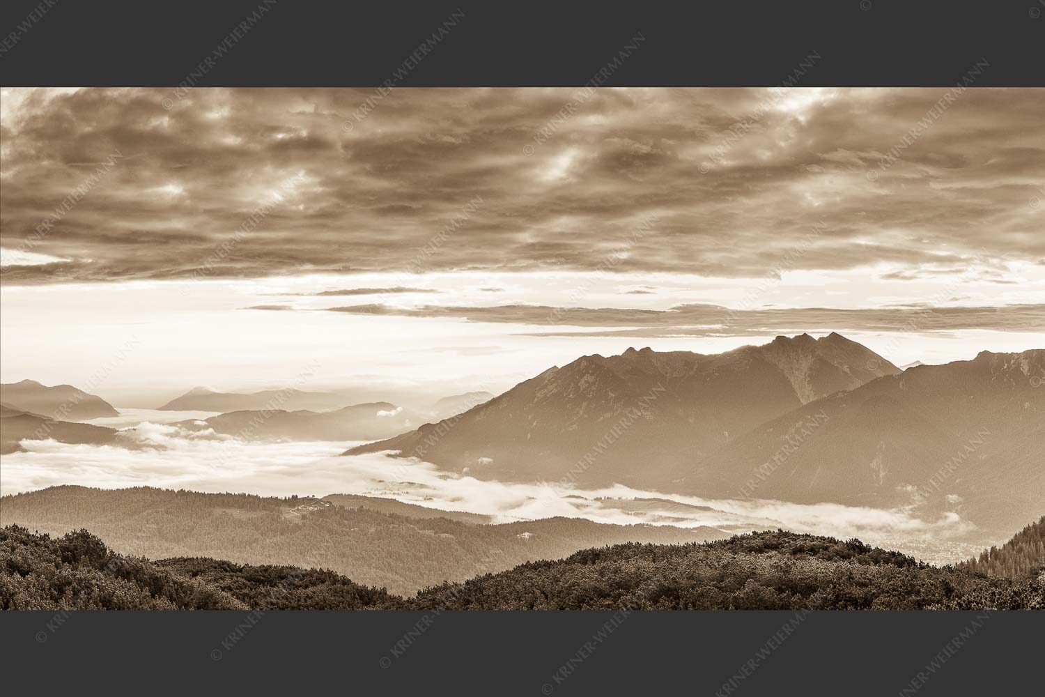 Blick ins Obere Isartal mit Estergebirge, Soierngebirge und Karwendel - Der letzte Tag beginnt 2:1 sepia -- Sonnenaufgang Oberes Isartal - mehr Infos bei www.Kriner-Weiermann.de