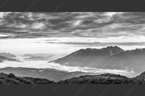 Blick ins Obere Isartal mit Estergebirge, Soierngebirge und Karwendel - Der letzte Tag beginnt 2:1 sw -- Sonnenaufgang Oberes Isartal - mehr Infos bei www.Kriner-Weiermann.de
