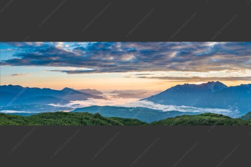 Blick ins Obere Isartal mit Estergebirge, Soierngebirge und Karwendel - Der letzte Tag beginnt 3:1  -- Sonnenaufgang Oberes Isartal - mehr Infos bei www.Kriner-Weiermann.de
