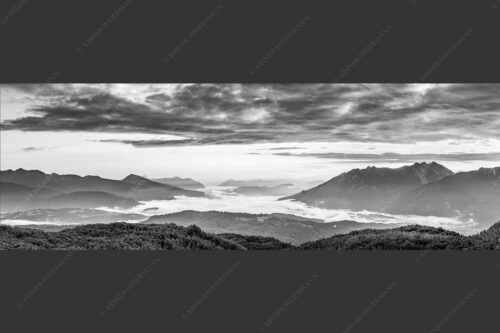 Blick ins Obere Isartal mit Estergebirge, Soierngebirge und Karwendel - Der letzte Tag beginnt 3:1 sw -- Sonnenaufgang Oberes Isartal - mehr Infos bei www.Kriner-Weiermann.de