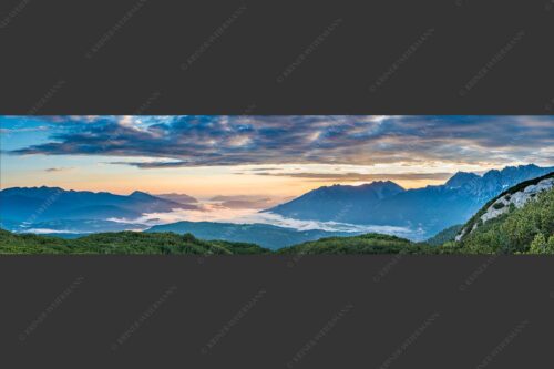 Blick ins Obere Isartal mit Estergebirge, Soierngebirge und Karwendel - Der letzte Tag beginnt 4:1  -- Sonnenaufgang Oberes Isartal - mehr Infos bei www.Kriner-Weiermann.de