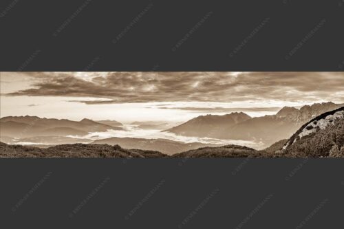 Blick ins Obere Isartal mit Estergebirge, Soierngebirge und Karwendel - Der letzte Tag beginnt 4:1 sepia -- Sonnenaufgang Oberes Isartal - mehr Infos bei www.Kriner-Weiermann.de