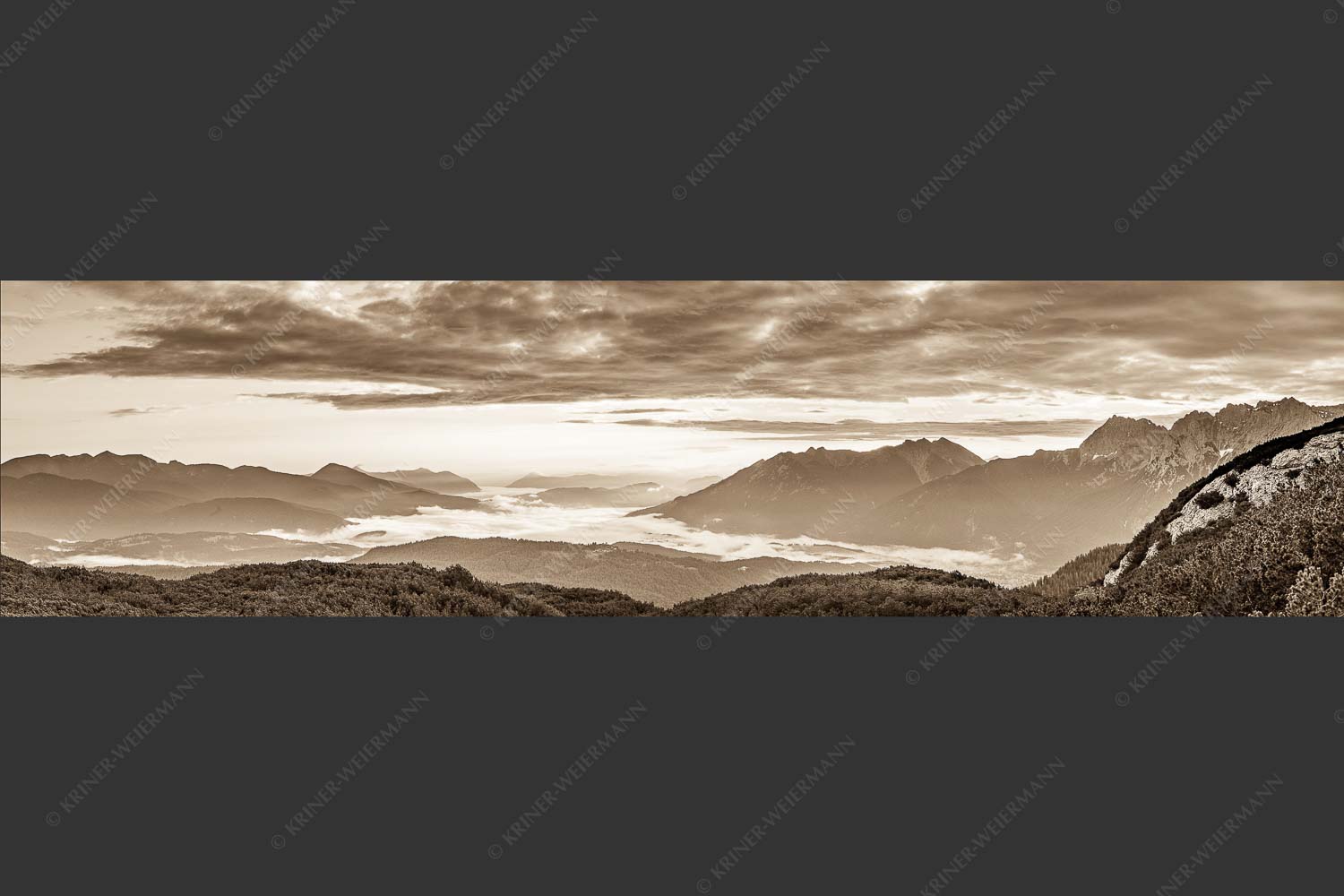 Blick ins Obere Isartal mit Estergebirge, Soierngebirge und Karwendel - Der letzte Tag beginnt 4:1 sepia -- Sonnenaufgang Oberes Isartal - mehr Infos bei www.Kriner-Weiermann.de