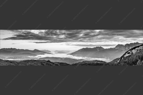 Blick ins Obere Isartal mit Estergebirge, Soierngebirge und Karwendel - Der letzte Tag beginnt 4:1 sw -- Sonnenaufgang Oberes Isartal - mehr Infos bei www.Kriner-Weiermann.de