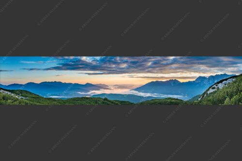 Blick ins Obere Isartal mit Estergebirge, Soierngebirge und Karwendel - Der letzte Tag beginnt 5:1  -- Sonnenaufgang Oberes Isartal - mehr Infos bei www.Kriner-Weiermann.de
