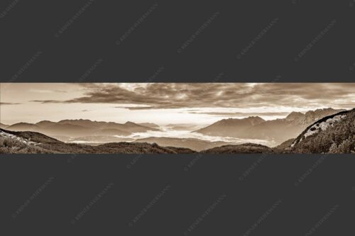 Blick ins Obere Isartal mit Estergebirge, Soierngebirge und Karwendel - Der letzte Tag beginnt 5:1 sepia -- Sonnenaufgang Oberes Isartal - mehr Infos bei www.Kriner-Weiermann.de