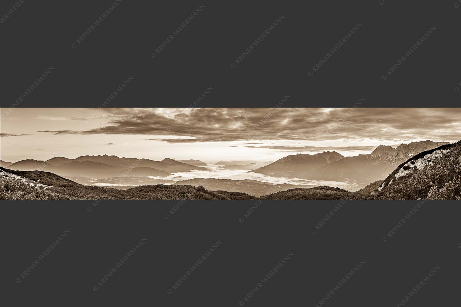 Blick ins Obere Isartal mit Estergebirge, Soierngebirge und Karwendel - Der letzte Tag beginnt 5:1 sepia -- Sonnenaufgang Oberes Isartal - mehr Infos bei www.Kriner-Weiermann.de