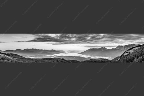 Blick ins Obere Isartal mit Estergebirge, Soierngebirge und Karwendel - Der letzte Tag beginnt 5:1 sw -- Sonnenaufgang Oberes Isartal - mehr Infos bei www.Kriner-Weiermann.de