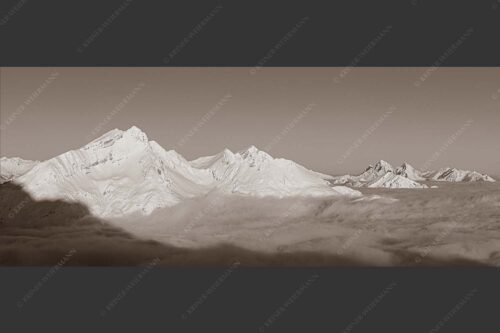 Die Danielgruppe ragt am frühen Morgen aus dem Nebelmeer - Der Schöne 2,5:1 sepia -- Daniel im Ammergebirge - mehr Infos bei www.Kriner-Weiermann.de