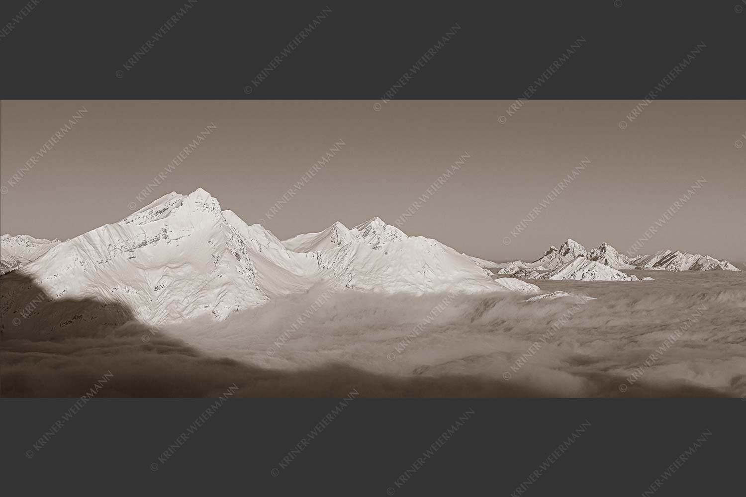 Die Danielgruppe ragt am frühen Morgen aus dem Nebelmeer - Der Schöne 2,5:1 sepia -- Daniel im Ammergebirge - mehr Infos bei www.Kriner-Weiermann.de