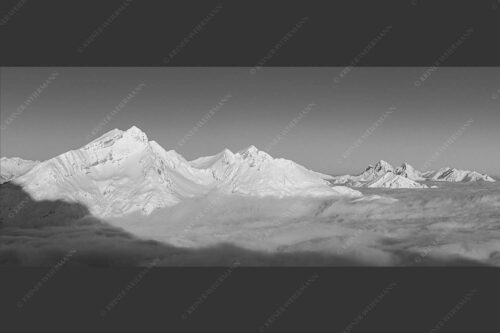 Die Danielgruppe ragt am frühen Morgen aus dem Nebelmeer - Der Schöne 2,5:1 sw -- Daniel im Ammergebirge - mehr Infos bei www.Kriner-Weiermann.de