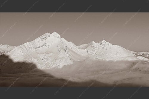 Die Danielgruppe ragt am frühen Morgen aus dem Nebelmeer - Der Schöne 2:1 sepia -- Daniel im Ammergebirge - mehr Infos bei www.Kriner-Weiermann.de