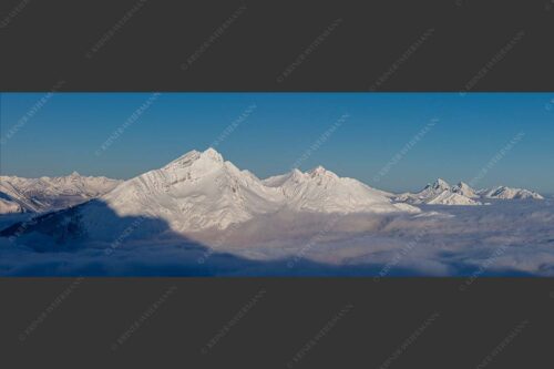 Die Danielgruppe ragt am frühen Morgen aus dem Nebelmeer - Der Schöne 3:1  -- Daniel im Ammergebirge - mehr Infos bei www.Kriner-Weiermann.de