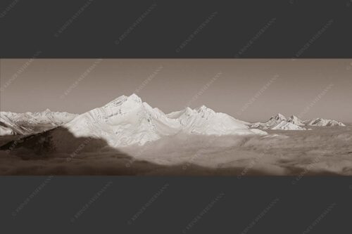 Die Danielgruppe ragt am frühen Morgen aus dem Nebelmeer - Der Schöne 3:1 sepia -- Daniel im Ammergebirge - mehr Infos bei www.Kriner-Weiermann.de