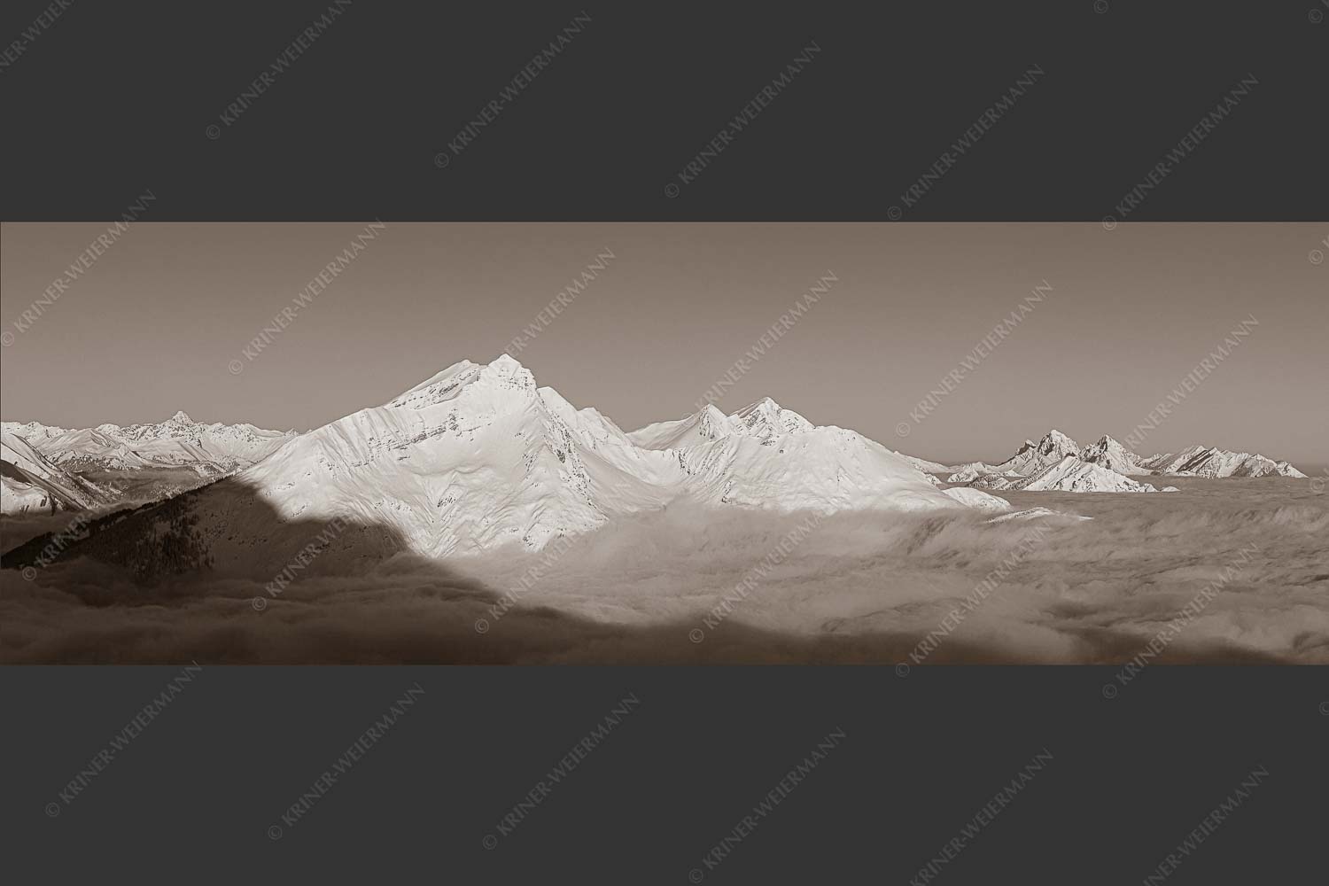 Die Danielgruppe ragt am frühen Morgen aus dem Nebelmeer - Der Schöne 3:1 sepia -- Daniel im Ammergebirge - mehr Infos bei www.Kriner-Weiermann.de