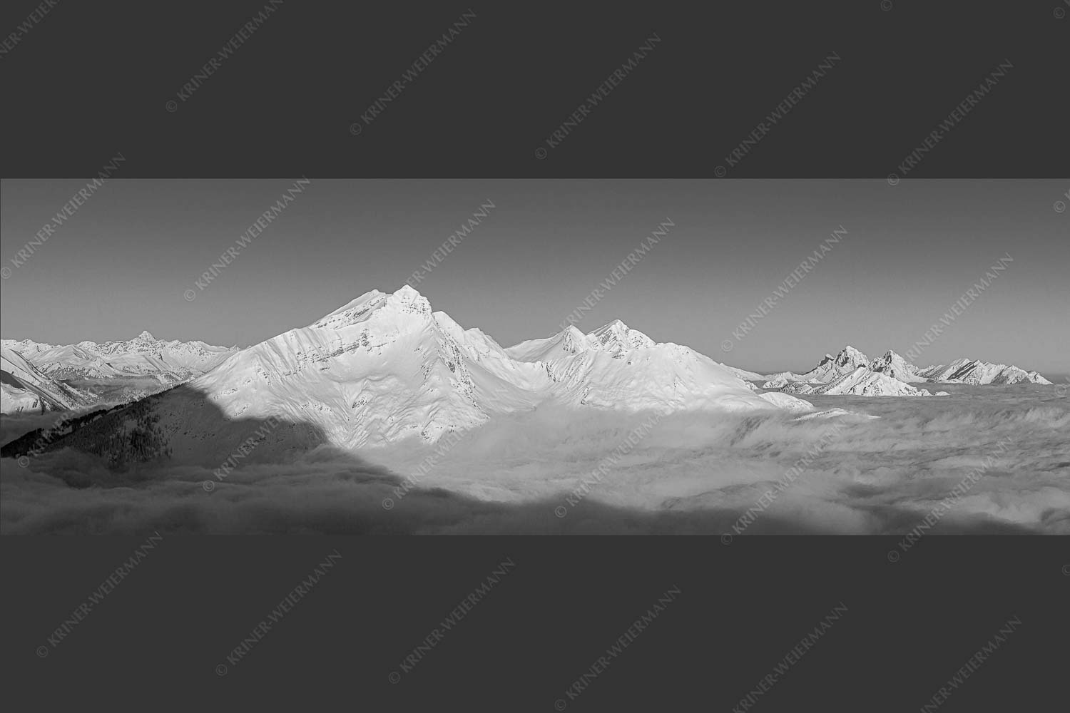 Die Danielgruppe ragt am frühen Morgen aus dem Nebelmeer - Der Schöne 3:1 sw -- Daniel im Ammergebirge - mehr Infos bei www.Kriner-Weiermann.de