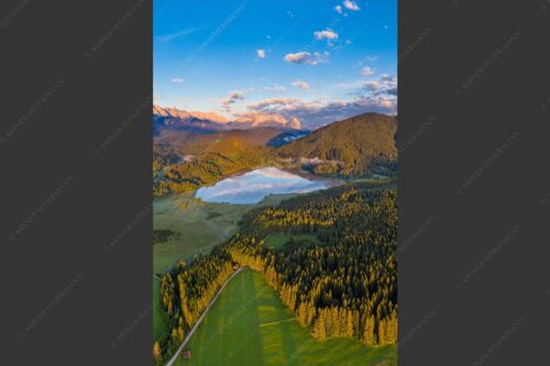 Blick über Barmsee zum Zugspitzmassiv - Der See 2:3  -- Barmsee mit Zugspitzmassiv - mehr Infos bei www.Kriner-Weiermann.de