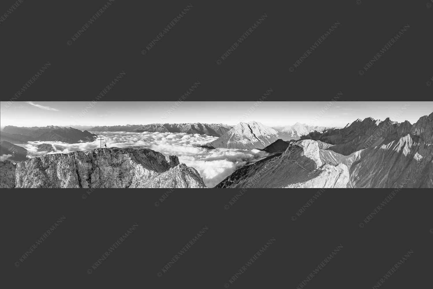 Blick von der Gehrenspitze zu den Miemingern und ins Wettersteingebirge - Die Nächsten schon im Blick 5:1 sw -- Gehrenspitze im Wetterstein - mehr Infos bei www.Kriner-Weiermann.de