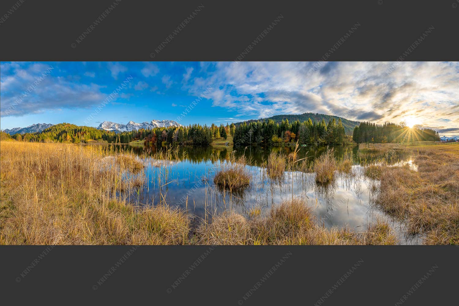 Sonnenuntergang am Geroldsee mit Blick zum Karwendelgebirge - Die Ruhe kehrt ein 2,5:1  -- Sonnenuntergang am Geroldsee mit Karwendel - mehr Infos bei www.Kriner-Weiermann.de