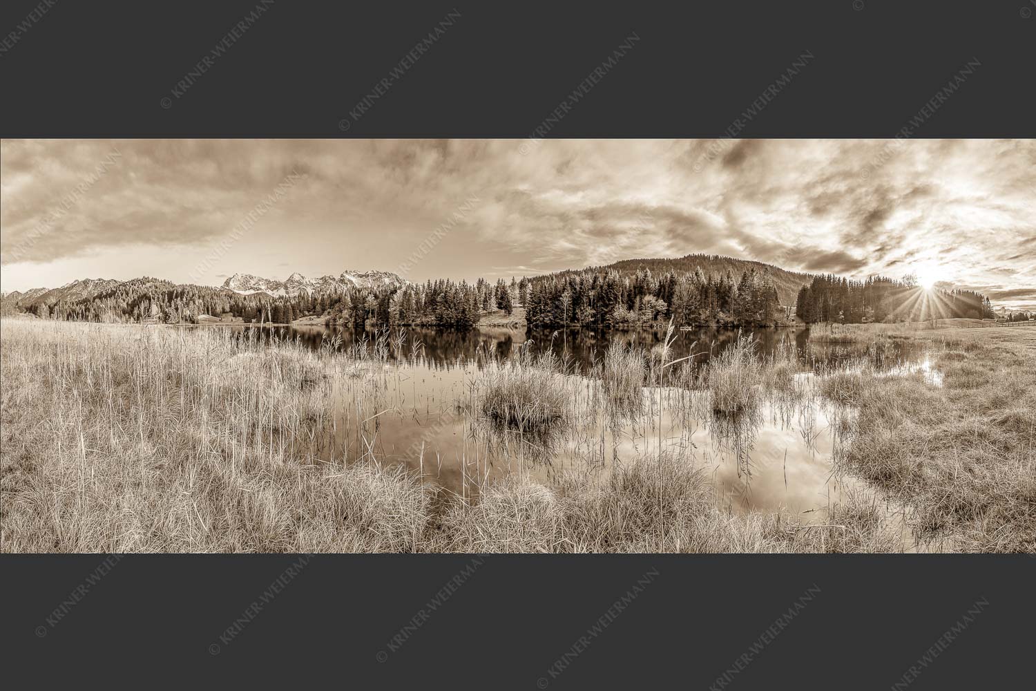 Sonnenuntergang am Geroldsee mit Blick zum Karwendelgebirge - Die Ruhe kehrt ein 2,5:1 sepia -- Sonnenuntergang am Geroldsee mit Karwendel - mehr Infos bei www.Kriner-Weiermann.de