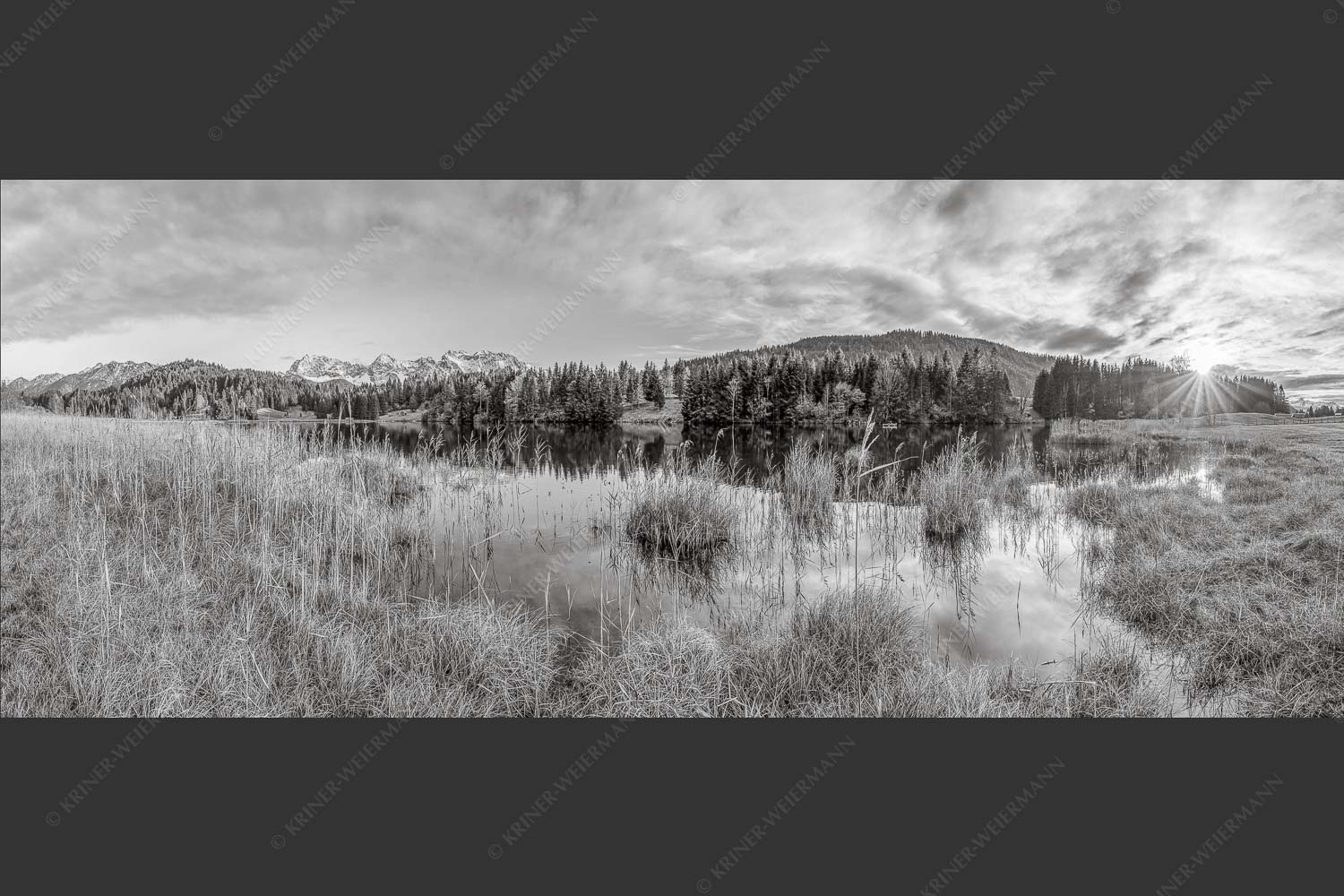 Sonnenuntergang am Geroldsee mit Blick zum Karwendelgebirge - Die Ruhe kehrt ein 2,5:1 sw -- Sonnenuntergang am Geroldsee mit Karwendel - mehr Infos bei www.Kriner-Weiermann.de