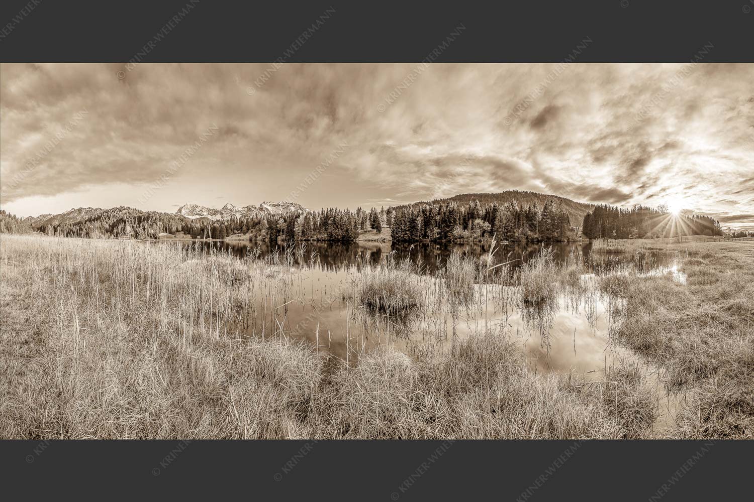 Sonnenuntergang am Geroldsee mit Blick zum Karwendelgebirge - Die Ruhe kehrt ein 2:1 sepia -- Sonnenuntergang am Geroldsee mit Karwendel - mehr Infos bei www.Kriner-Weiermann.de