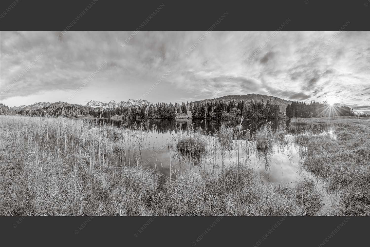 Sonnenuntergang am Geroldsee mit Blick zum Karwendelgebirge - Die Ruhe kehrt ein 2:1 sw -- Sonnenuntergang am Geroldsee mit Karwendel - mehr Infos bei www.Kriner-Weiermann.de