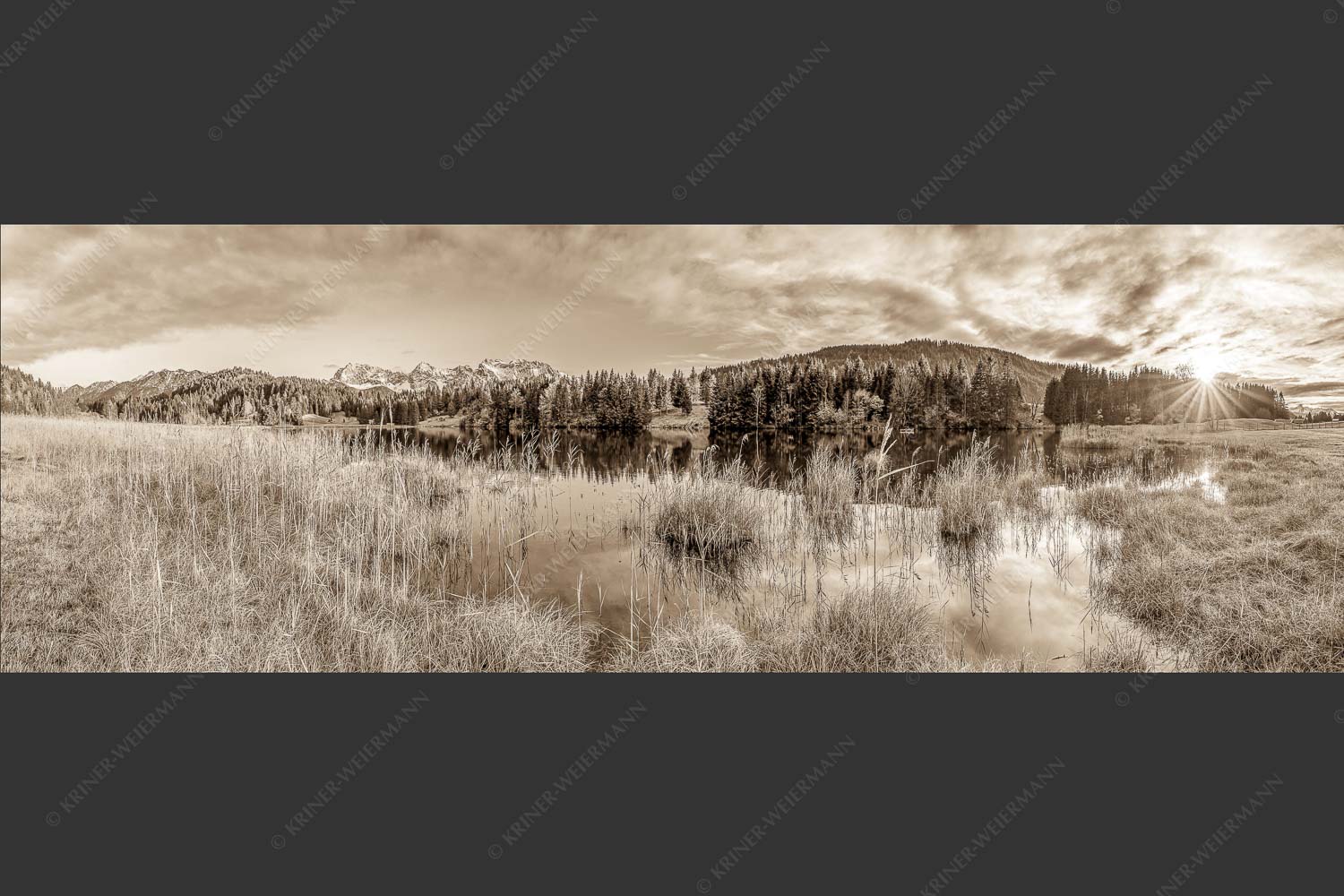 Sonnenuntergang am Geroldsee mit Blick zum Karwendelgebirge - Die Ruhe kehrt ein 3:1 sepia -- Sonnenuntergang am Geroldsee mit Karwendel - mehr Infos bei www.Kriner-Weiermann.de