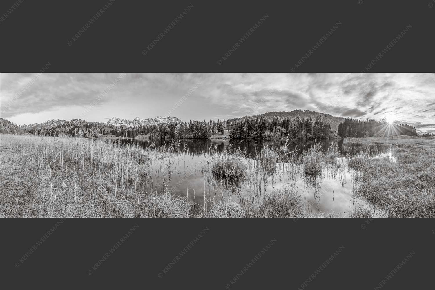 Sonnenuntergang am Geroldsee mit Blick zum Karwendelgebirge - Die Ruhe kehrt ein 3:1 sw -- Sonnenuntergang am Geroldsee mit Karwendel - mehr Infos bei www.Kriner-Weiermann.de