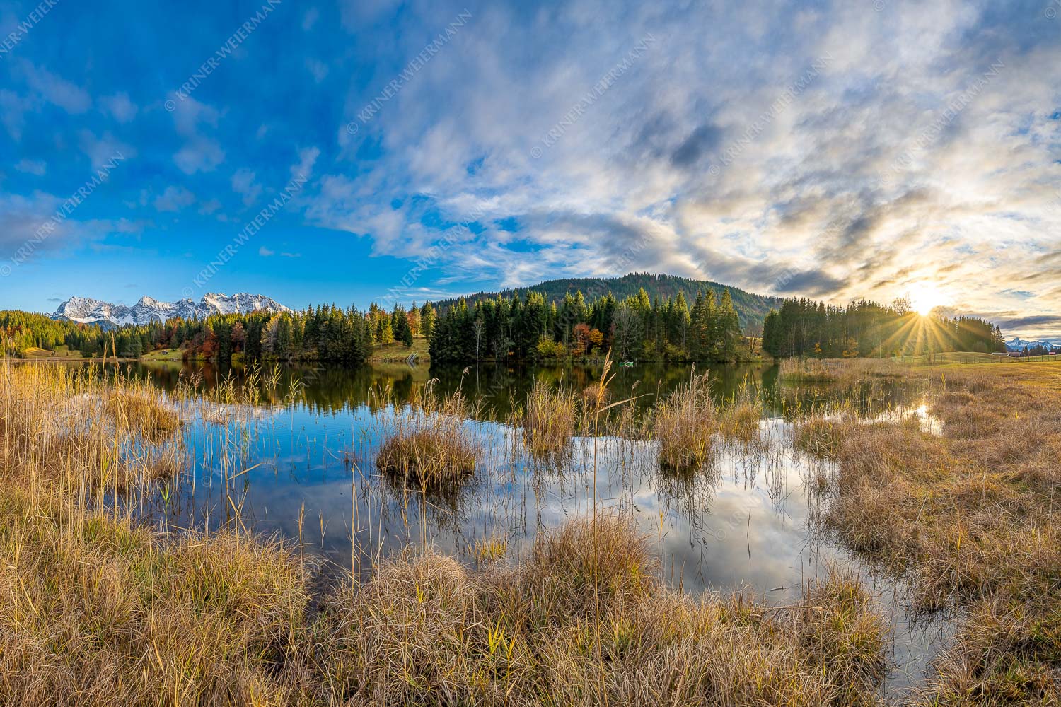 Sonnenuntergang am Geroldsee mit Blick zum Karwendelgebirge - Die Ruhe kehrt ein 3:2  -- Sonnenuntergang am Geroldsee mit Karwendel - mehr Infos bei www.Kriner-Weiermann.de