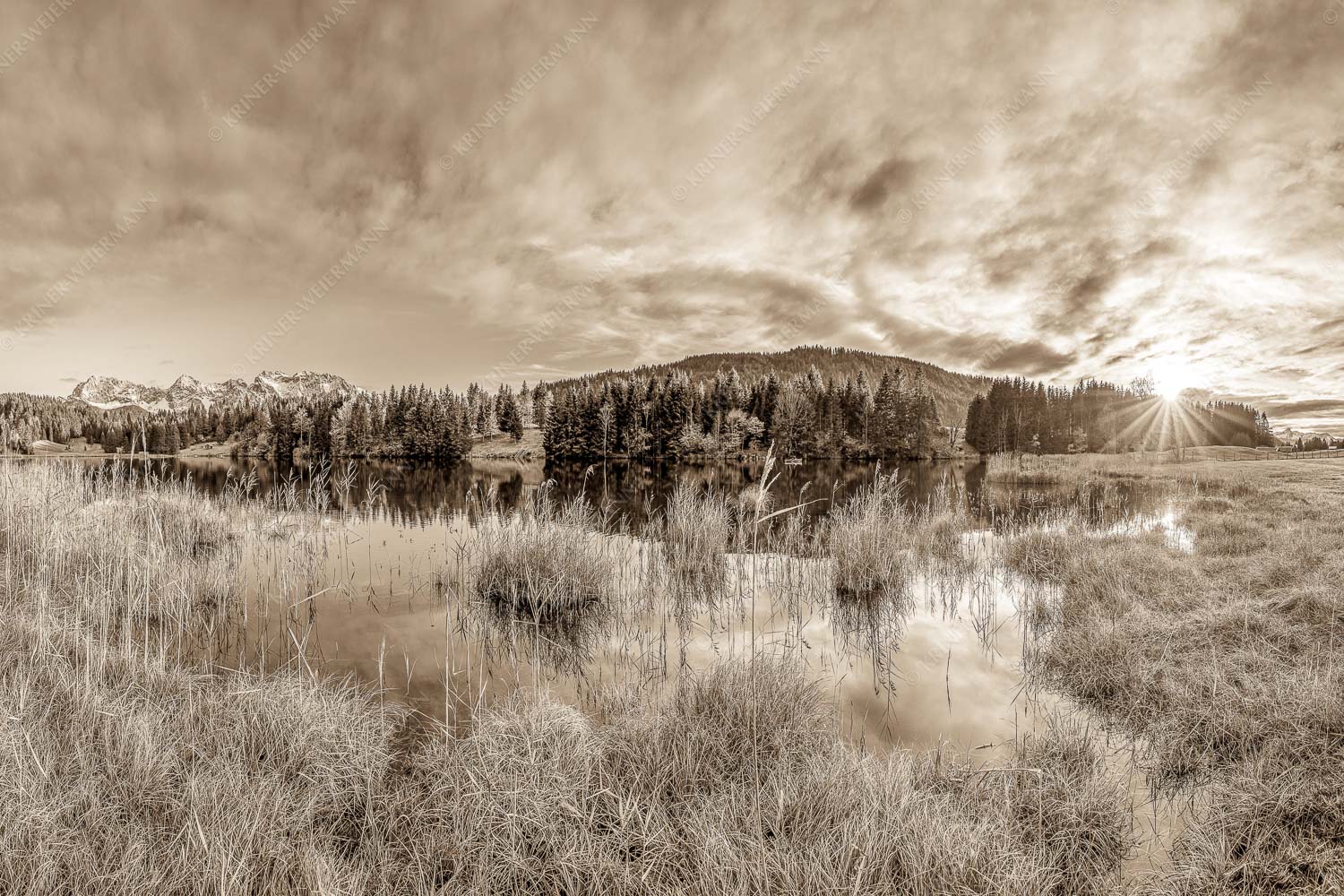 Sonnenuntergang am Geroldsee mit Blick zum Karwendelgebirge - Die Ruhe kehrt ein 3:2 sepia -- Sonnenuntergang am Geroldsee mit Karwendel - mehr Infos bei www.Kriner-Weiermann.de