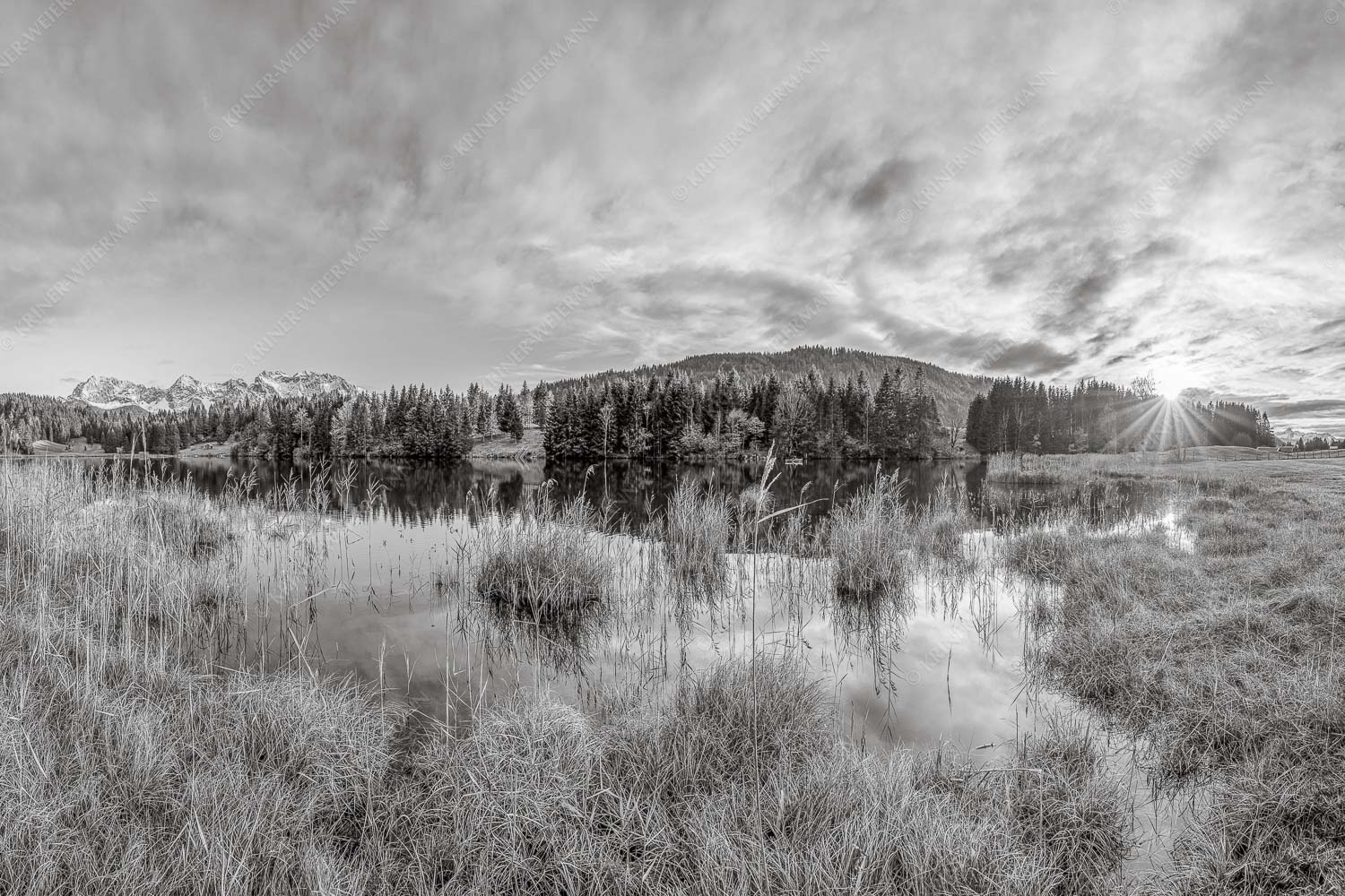 Sonnenuntergang am Geroldsee mit Blick zum Karwendelgebirge - Die Ruhe kehrt ein 3:2 sw -- Sonnenuntergang am Geroldsee mit Karwendel - mehr Infos bei www.Kriner-Weiermann.de