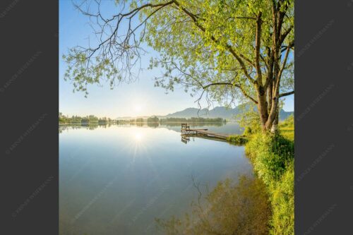 Blick über den Kochelsee bei Schlehdorf in den Sonnenaufgang - Die Sonne geht immer wieder auf II 1:1  -- Bootssteg am Kochelsee - mehr Infos bei www.Kriner-Weiermann.de
